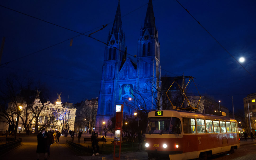 Kostel sv. Ludmily se rozsvítil modře pro Olivera a všechny „andělské děti“