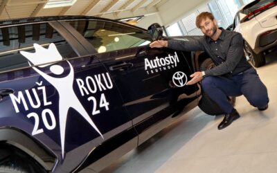 Vítěz soutěže Muže roku Jakub Mádl převzal svoji výhru. Auto do terénu i na rande